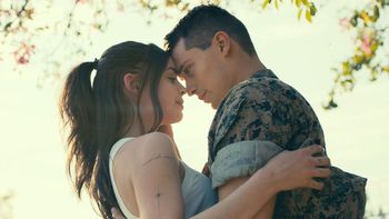 Qué pasa en Corazones malheridos, la película de Netflix que recién estrena