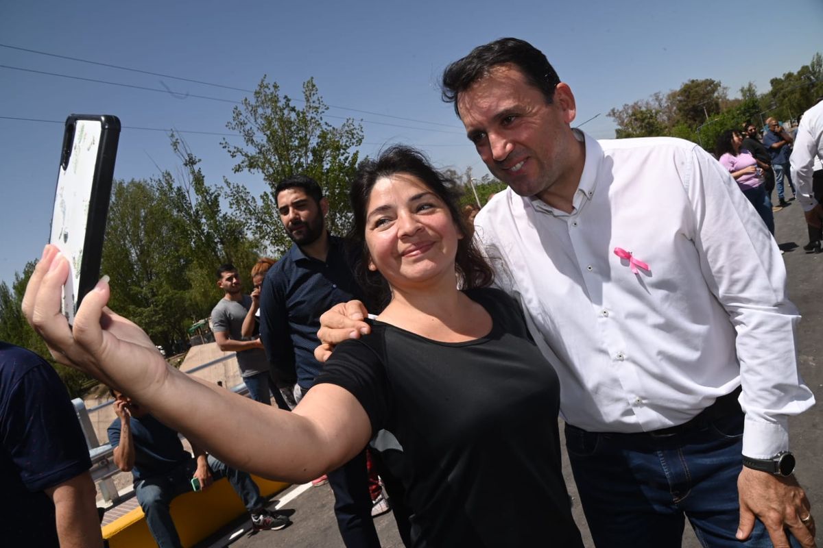 Selfie. Tadeo accede a una foto con una ciudadana. El intendente de Godoy Cruz se puso el lazo rojo en adhesión al Mes de Concientización sobre el Cáncer de Mama.