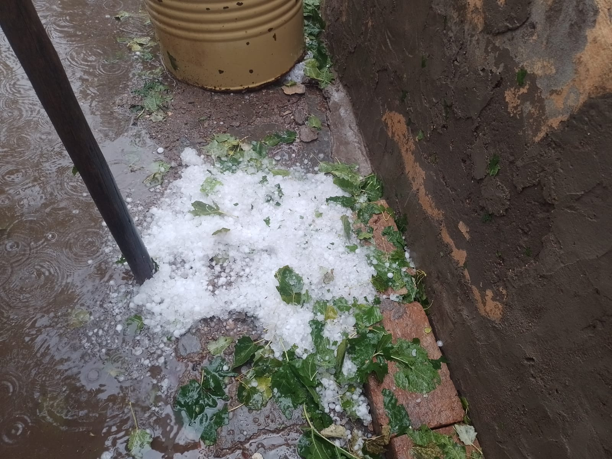 Granizo acumulado en los patios de las casas y las fincas.