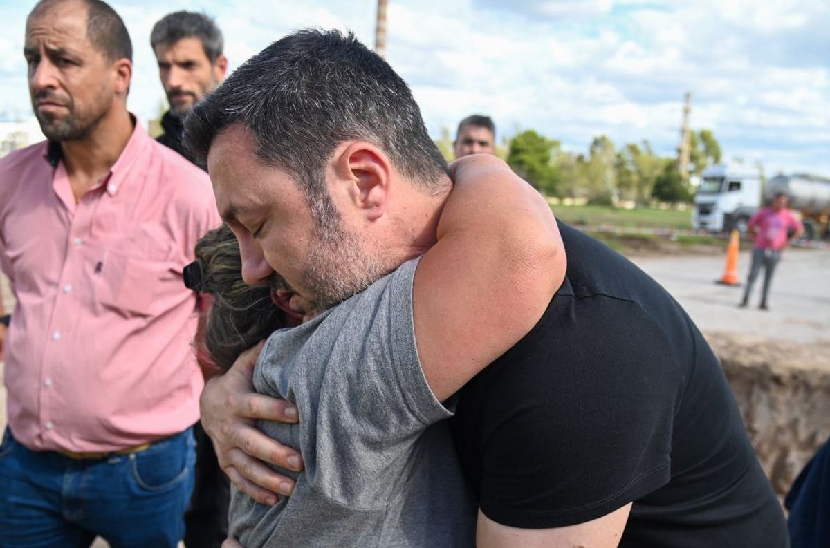 Luis Petri recibe el abrazo de una angustiada vecina de Bahía Blanca.