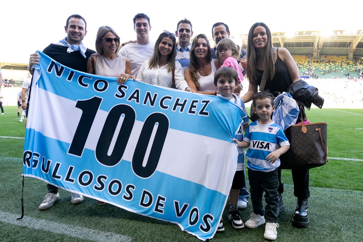 Con su familia el día que llegó a 100 tests.