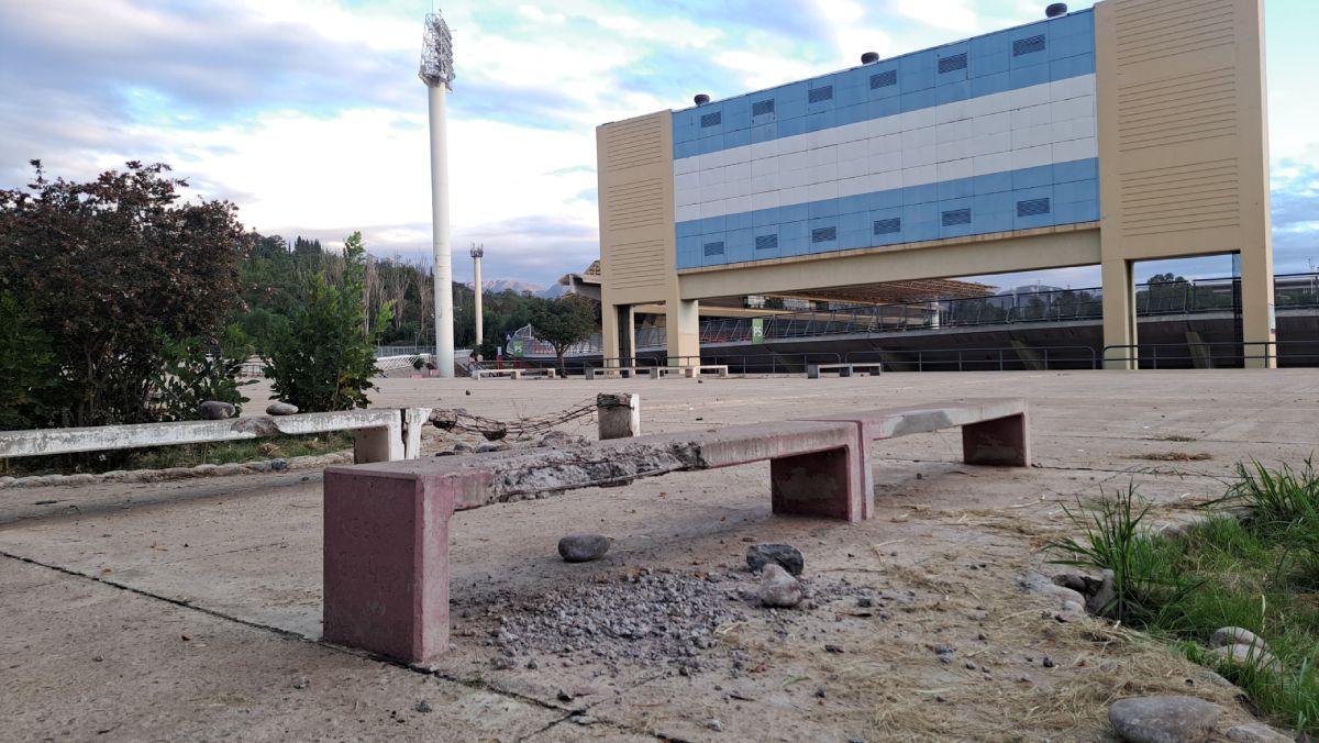 Así lucía el ingreso a la Popular Sur del estdio Malvinas Argentinas, tras los destrozos de un grupo de hinchas de Godoy Cruz.