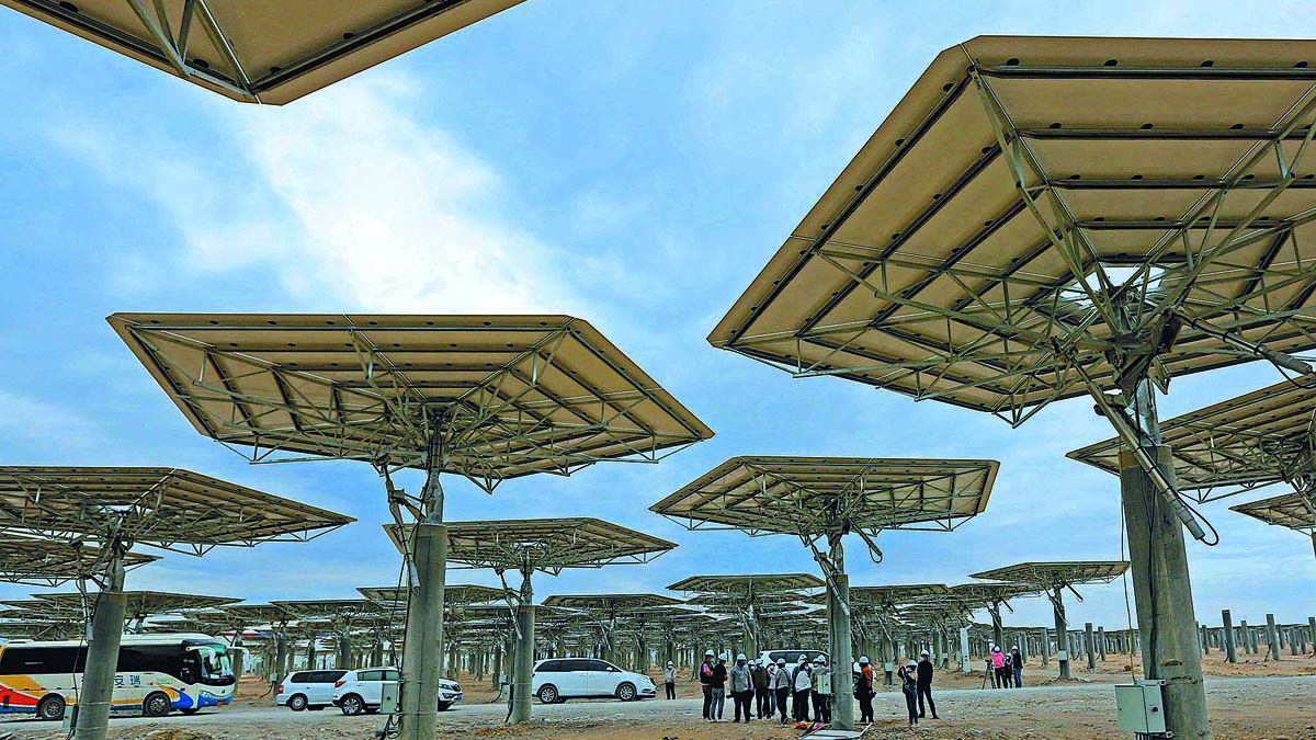 Los turistas visitan una estación de energía solar en Hami, Xinjiang, en mayo pasado. CAI ZENGLE / PARA CHINA DAILY