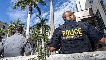 Miami refuerza alianza con ICE para detener migrantes