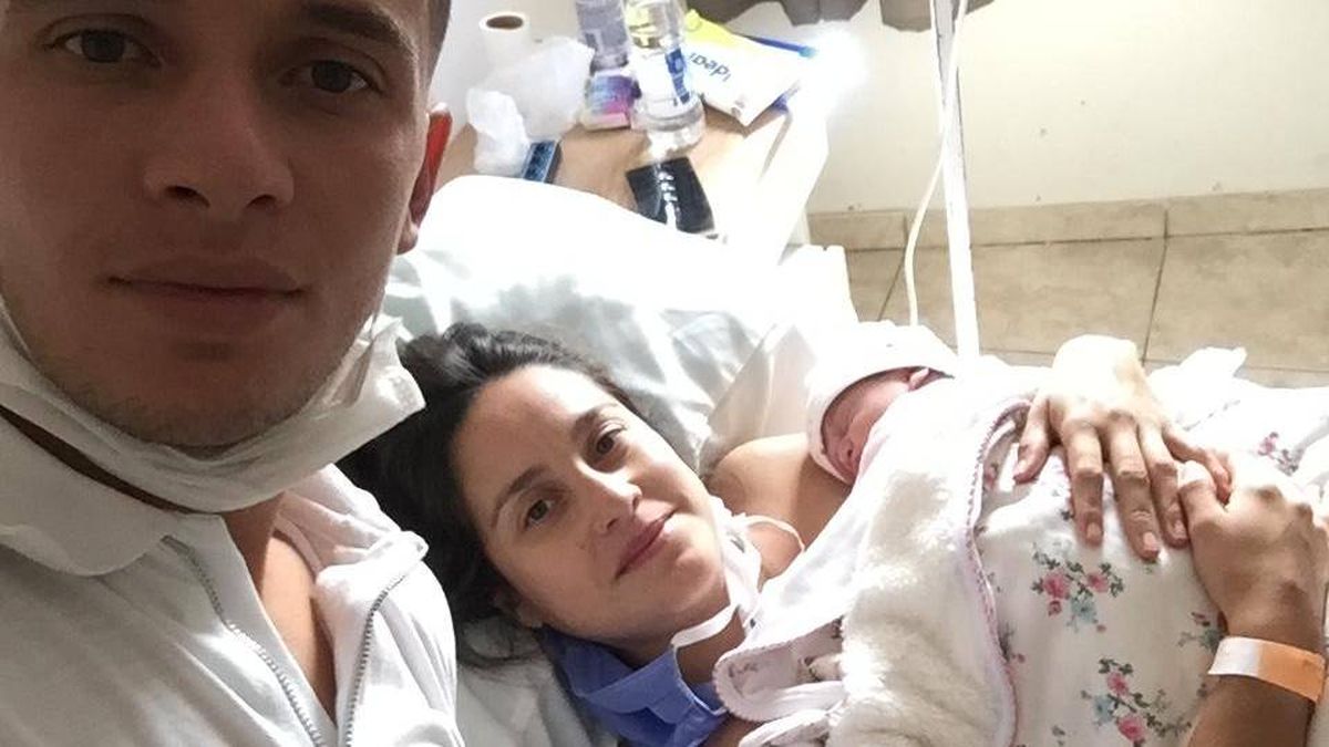 Juana recién nacida junto a sus padres Maxi y Florencia. Barbijos y aislamiento en el Sanatorio Argentino de San Martín. Juana recién nacida junto a sus padres Maxi y Florencia. Barbijos y aislamiento en el Sanatorio Argentino de San Martín.