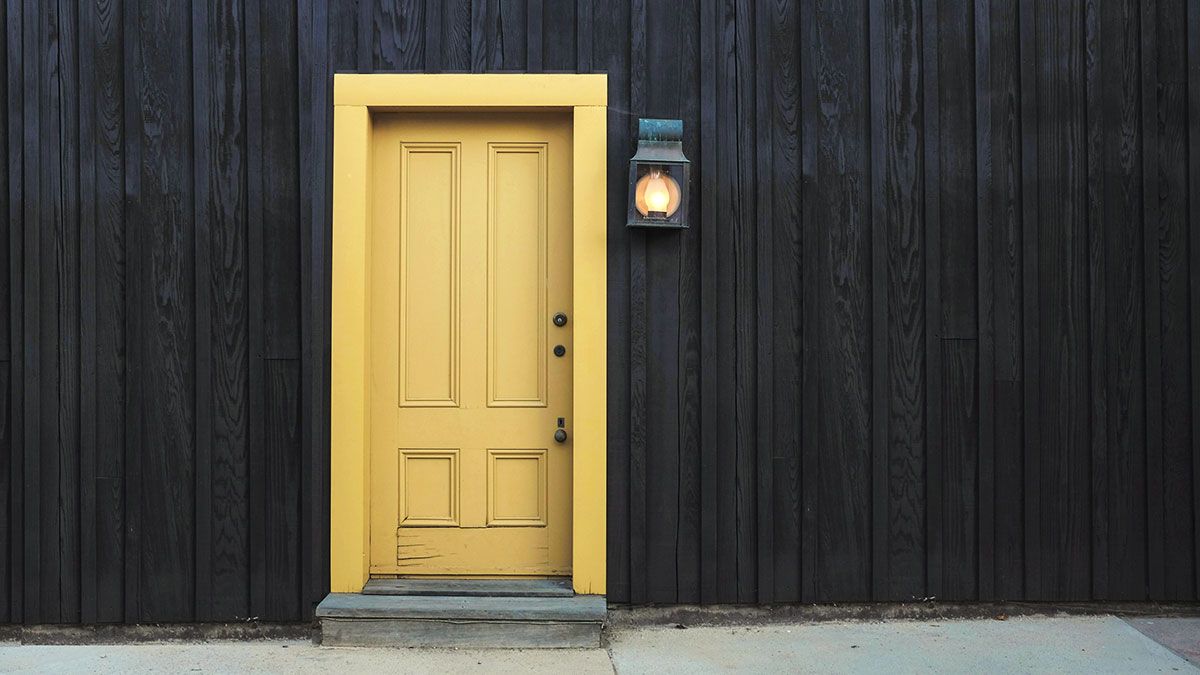 Los colores llamativos en las puertas son la nueva moda en decoración. Los colores llamativos en las puertas son la nueva moda en decoración. 