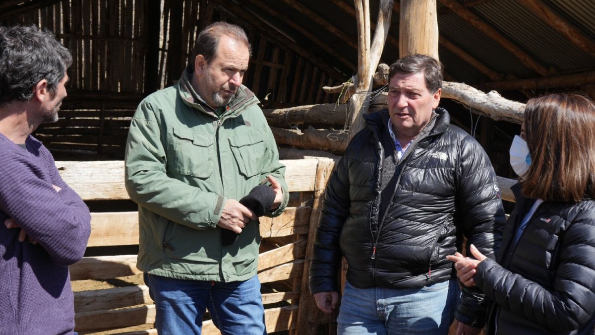 Omar Parisi visitó a los pobladores afectados por el temporal de nieve en Malargüe.