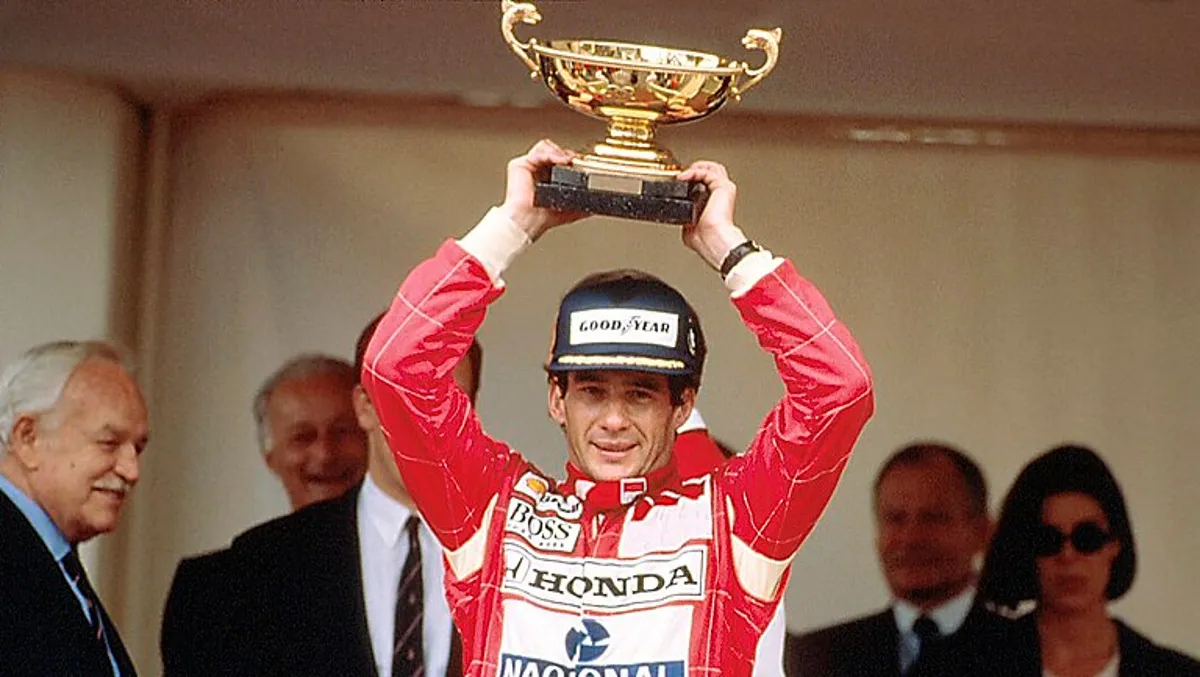 Ayrton Senna celebrando su triunfo en el Gran Premio de Mónaco 1993. Ayrton Senna celebrando su triunfo en el Gran Premio de Mónaco 1993.