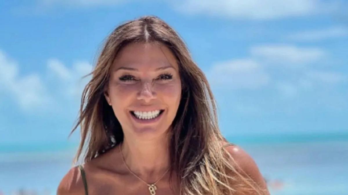 Cathy Fulop se puso la enteriza con aberturas que todas querrán el próximo verano y es una bom