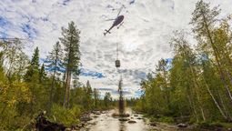Helicóptero lanza 180 toneladas de arena y grava sobre río en Suecia para restaurar lecho dañado por décadas de explotación Helicóptero lanza 180 toneladas de arena y grava sobre río en Suecia para restaurar lecho dañado por décadas de explotación