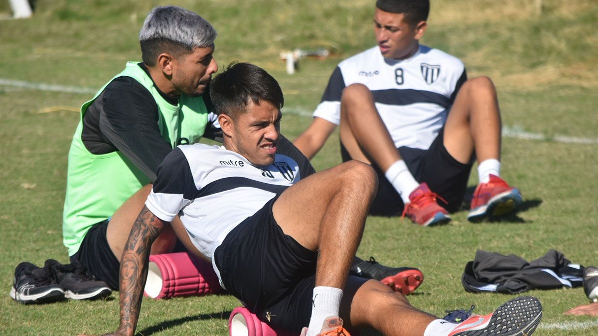 Joan Juncos, con la pechera verde, debutará como titular en el Lobo.