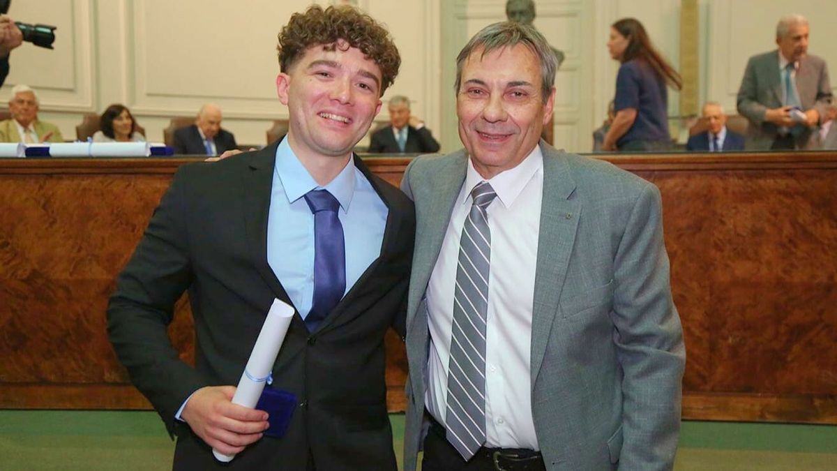 Lucio Pérez Sardi, diploma en mano, junto al vicerrector de la UTN, Haroldo Avetta. Lucio Pérez Sardi, diploma en mano, junto al vicerrector de la UTN, Haroldo Avetta.