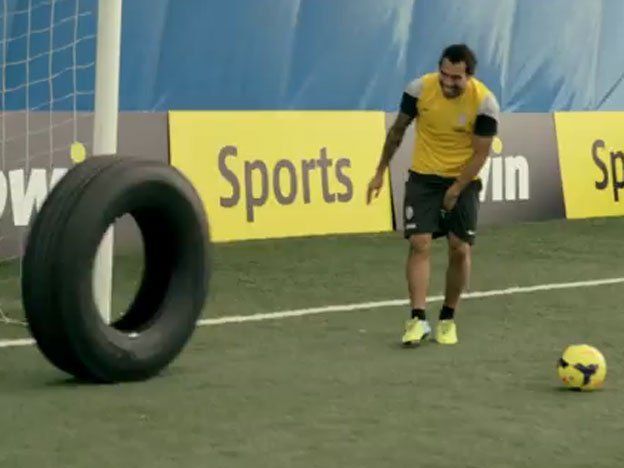 ¡Es muy bueno! Tevez ganó un concurso de habilidad en la Juve