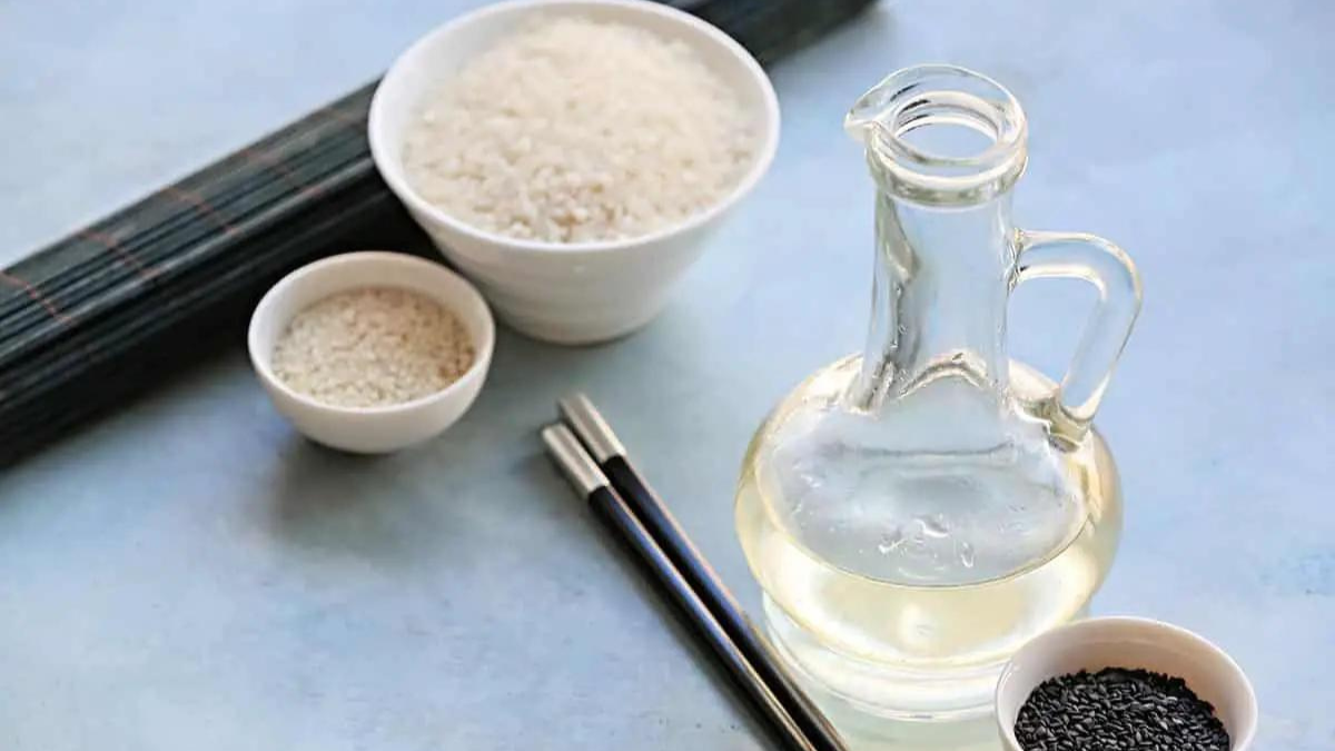 El vinagre de arroz es un ingrediente popular en la cocina asiática que es considerado un superalimento. El vinagre de arroz es un ingrediente popular en la cocina asiática que es considerado un superalimento.