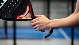 El pádel es uno de los deportes más populares y aporta beneficios clave para la salud física y mental. El pádel es uno de los deportes más populares y aporta beneficios clave para la salud física y mental.