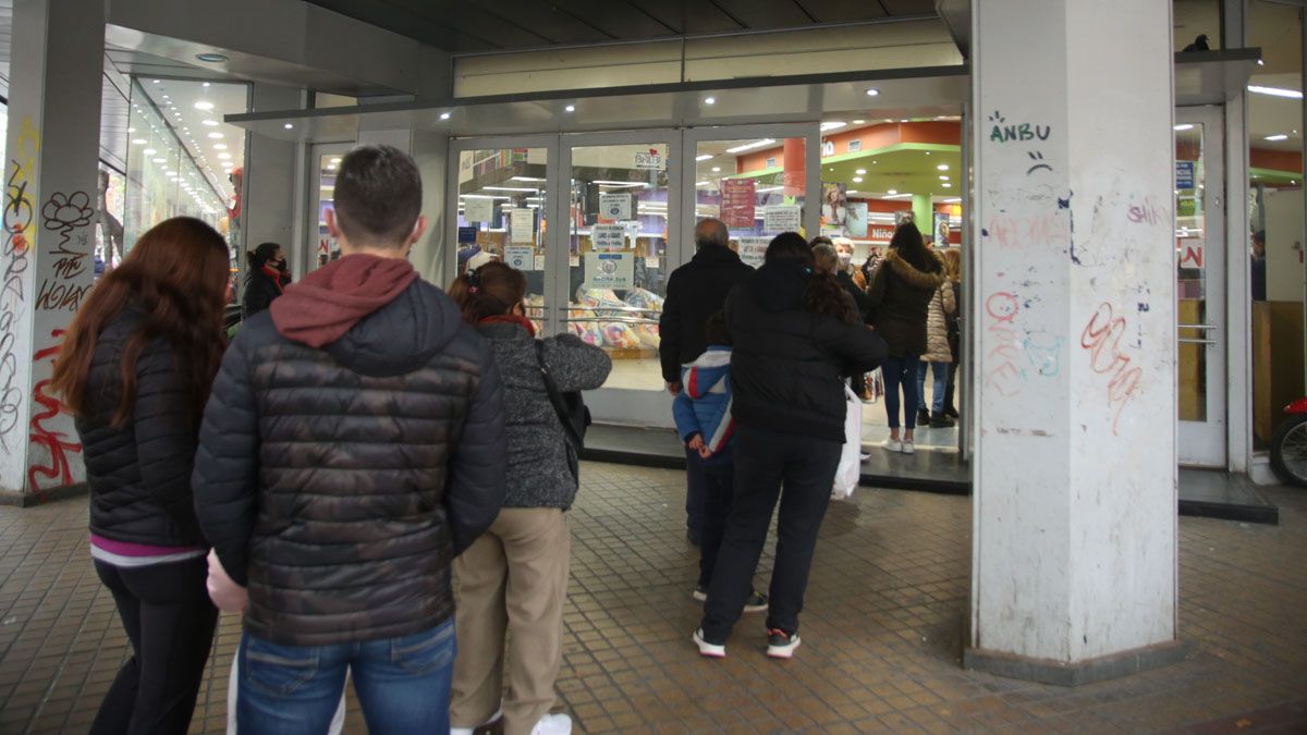 En su última etapa en 9 de julio y Las Heras, Balbi realizó una importante liquidación, que provocó que cientos de mendocinos hicieran una larga fila para ingresar. En su última etapa en 9 de julio y Las Heras, Balbi realizó una importante liquidación, que provocó que cientos de mendocinos hicieran una larga fila para ingresar.