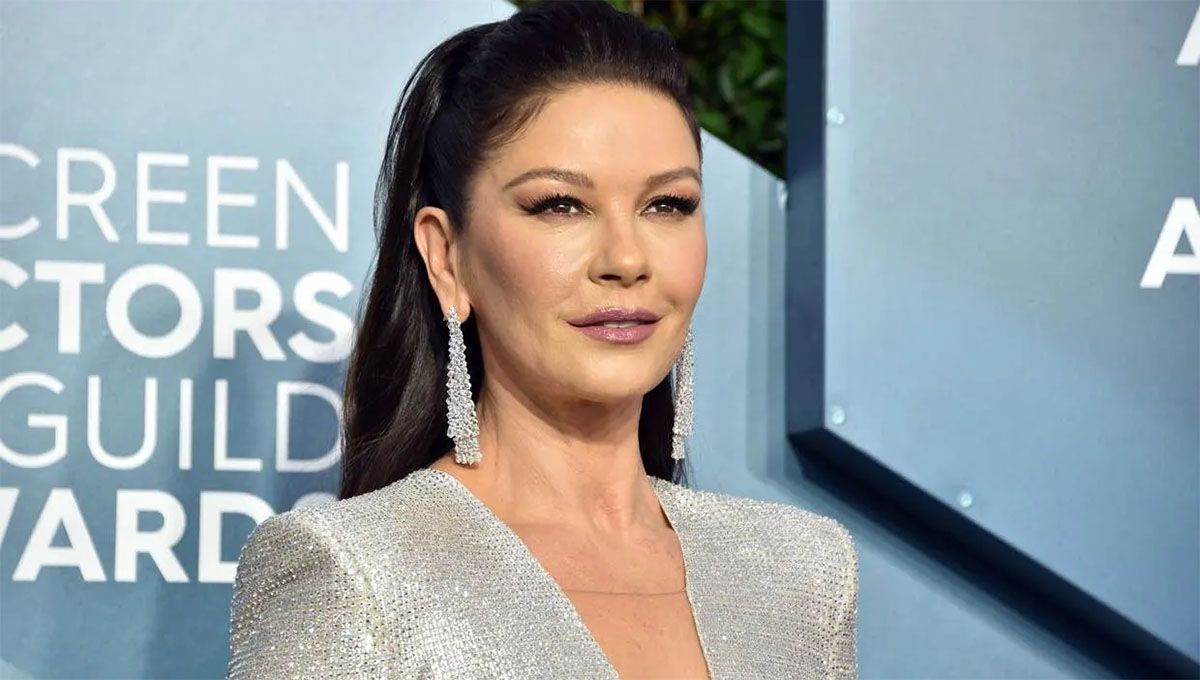 Catherine Zeta Jones es una de las protagonistas de Merlina, la serie más vista de Netflix