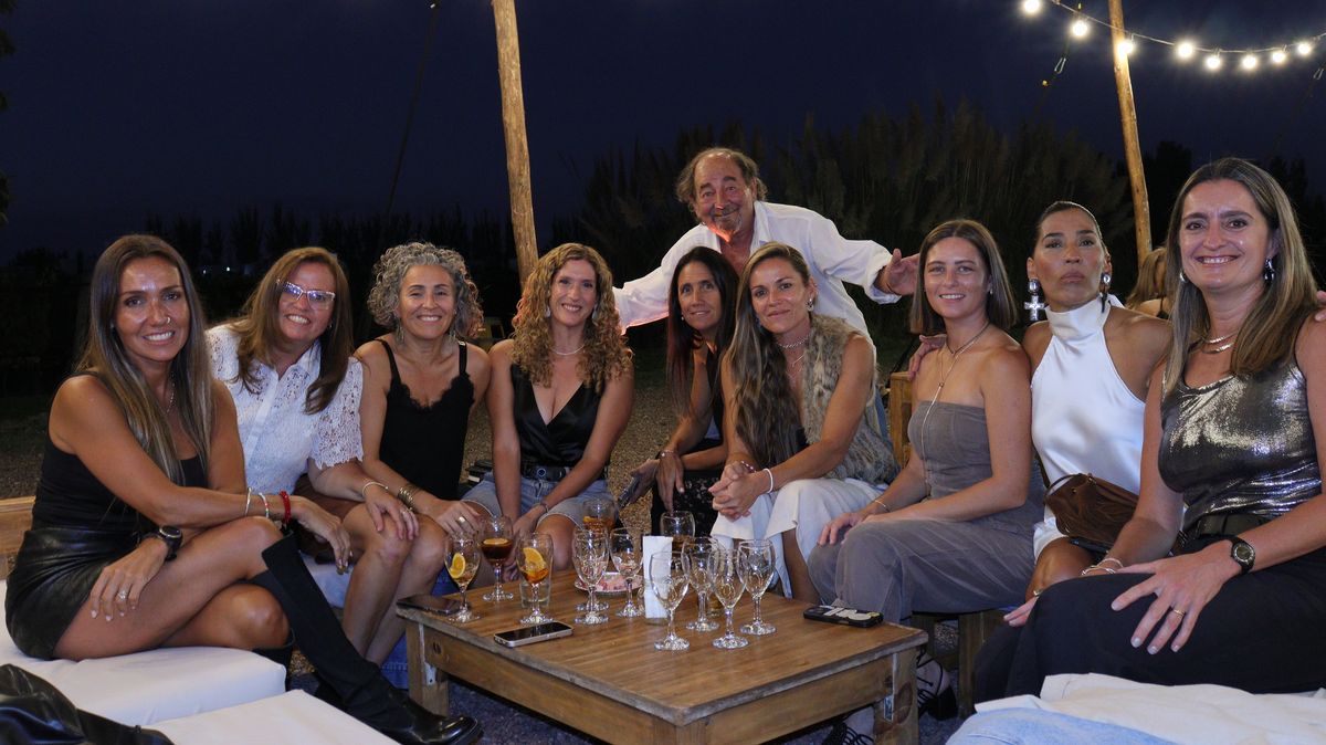 Pipo Antonini posó con las chicas de hockey.