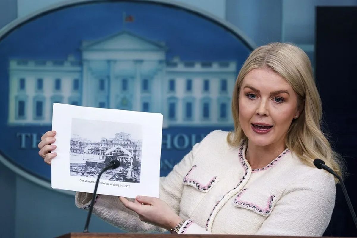 La portavoz de la Administración de Donald Trump, Karoline Leavitt, muestra fotografía de las obras en la Casa Blanca, este 23 de octubre de 2025. Crédito: EFE/Will Oliver. La portavoz de la Administración de Donald Trump, Karoline Leavitt, muestra fotografía de las obras en la Casa Blanca, este 23 de octubre de 2025. Crédito: EFE/Will Oliver.