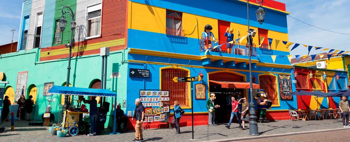 Recorrer Caminito puede ser una experiencia complicada en horarios pico, debido a la cantidad de visitantes. Recorrer Caminito puede ser una experiencia complicada en horarios pico, debido a la cantidad de visitantes.