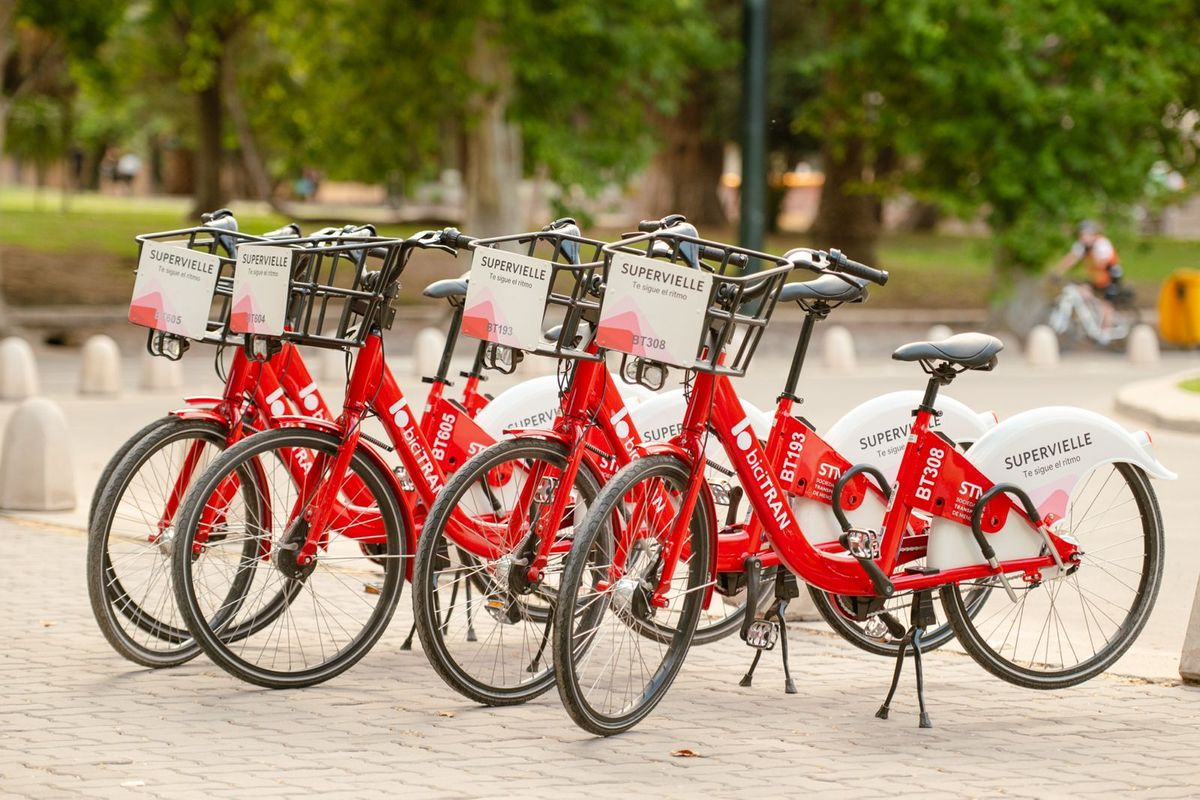 Nuevo acuerdo estratégico entre Supervielle y la Sociedad de Transporte de Mendoza (STM), que selló la alianza para el sponsoreo de biciTRAN. Nuevo acuerdo estratégico entre Supervielle y la Sociedad de Transporte de Mendoza (STM), que selló la alianza para el sponsoreo de biciTRAN.