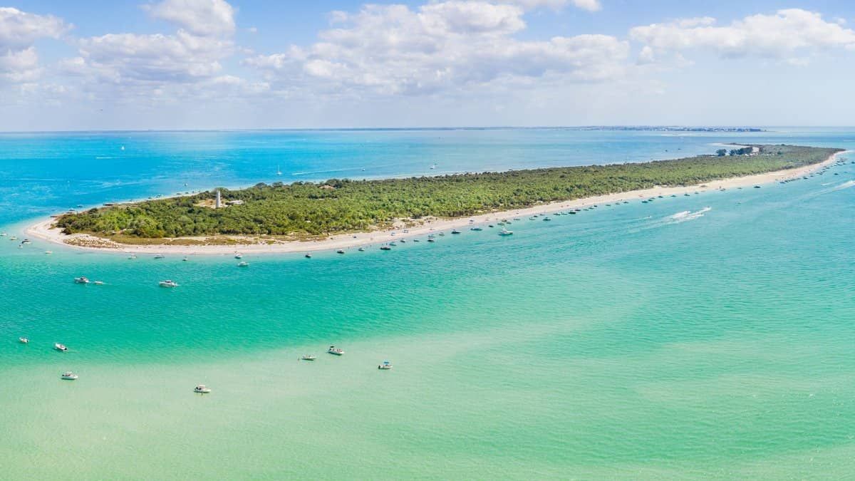La playa con aguas prístinas de Florida, Estados Unidos.
