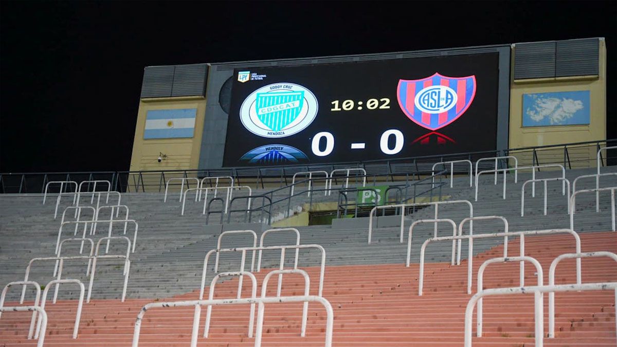 Las tribunas estuvieron vacías en el partidi de Godoy Cruz ante San Lorenzo.