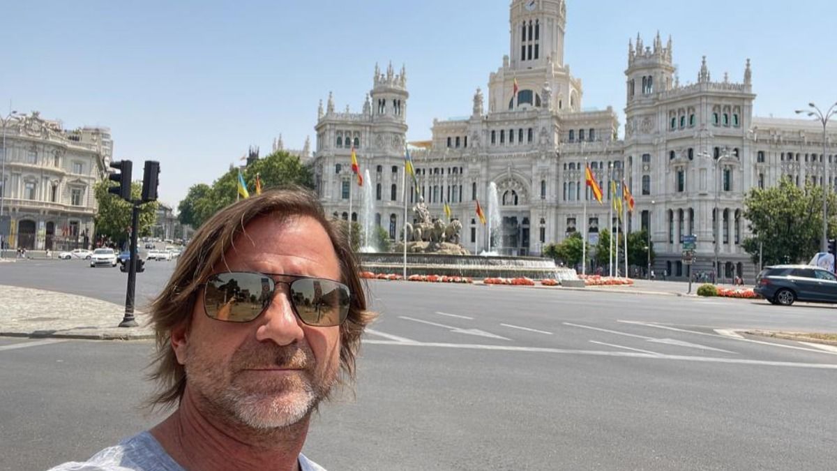 Dalla Torre reside en Mendoza, aunque pasa el año entre viajes a EE.UU., España y distintos países de Latinoamérica.