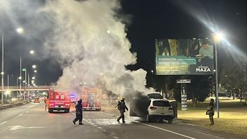 Una camioneta se incendió por completo cuando circulaba por el Acceso Este en Guaymallén