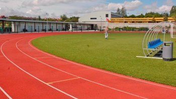 Niños chinos enferman al inhalar gases de pistas de atletismo escolares