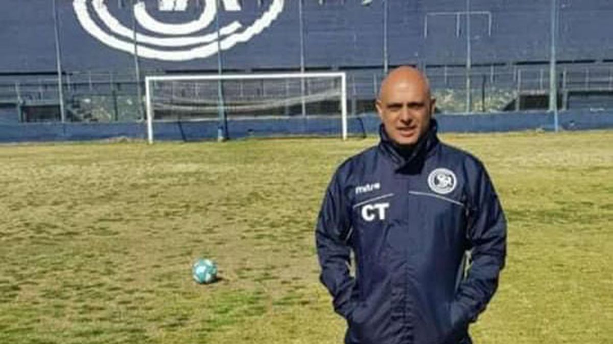 Alberto Naves se identifica mucho con Independiente Rivadavia. Se dio el gusto de jugar en la Lepra y el Tomba. Alberto Naves se identifica mucho con Independiente Rivadavia. Se dio el gusto de jugar en la Lepra y el Tomba.