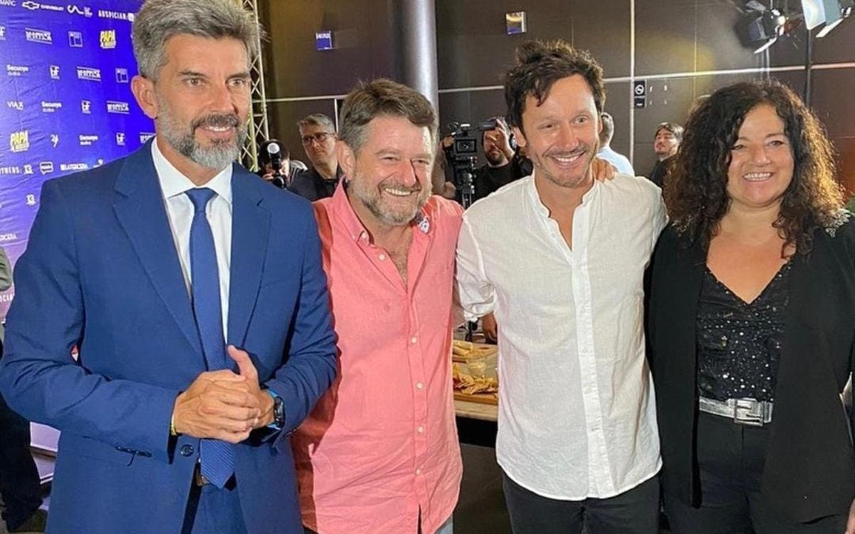 El intendente de la Ciudad de Mendoza, Ulpiano Suarez; el director de Papá al Rescate, Marcos Carnevale; el actor Benjamín Vicuña y la ministra de Turismo y Cultura de Mendoza, Nora Vicario, en el avant premiere de Papá al Rescate.