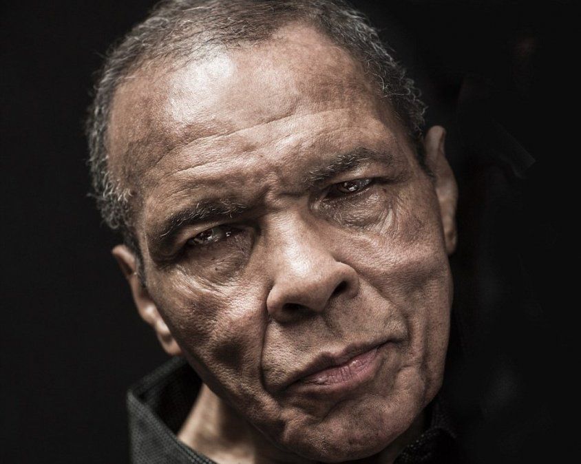 Polémica por la última foto de Muhammad Ali, portada de diarios ingleses