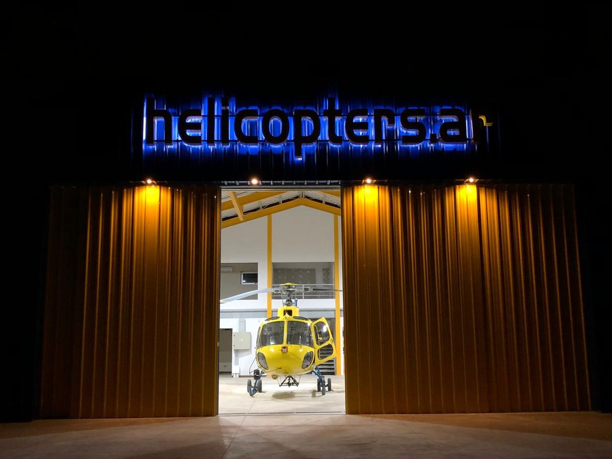 El hangar de Helicopters, con una de sus aeronaves, está ubicado en Aerotec, el aeródromo de Rivadavia.