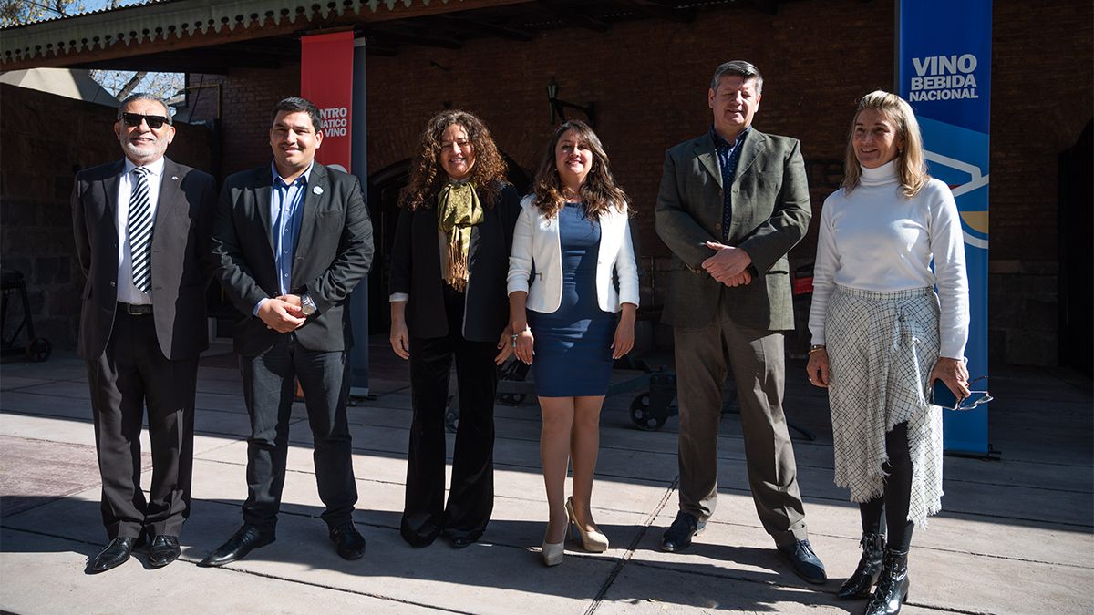Las autoridades durante la presentación en la Enoteca.
