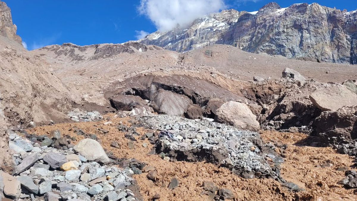 Fuerte caudal de agua con mucha carga sedimentaria arriba del campamento Plaza Argentina. Esos sedimentos pueden tapar un canal, hacer un tapón y que el agua se acumule. Fuerte caudal de agua con mucha carga sedimentaria arriba del campamento Plaza Argentina. Esos sedimentos pueden tapar un canal, hacer un tapón y que el agua se acumule.