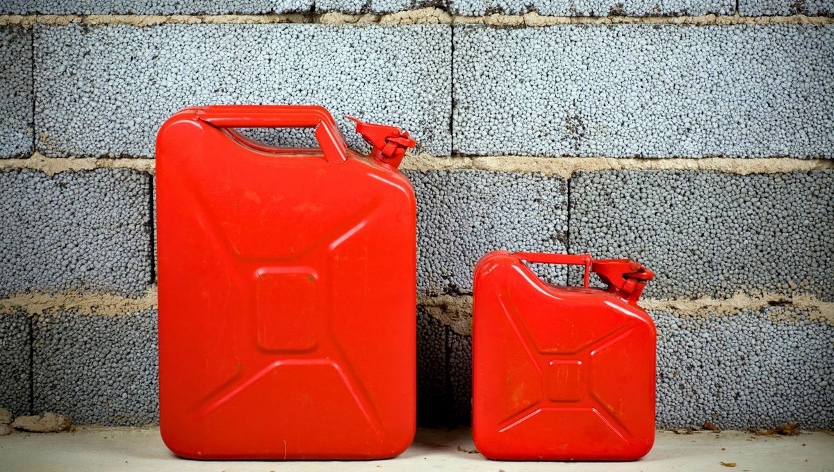 Una gasolina vieja puede dejar residuos, volverse menos inflamable o incluso dañar el motor. Una gasolina vieja puede dejar residuos, volverse menos inflamable o incluso dañar el motor.