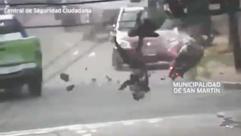Impactante: se difundió el video completo en el que un delincuente muere al chocar contra un móvil policial