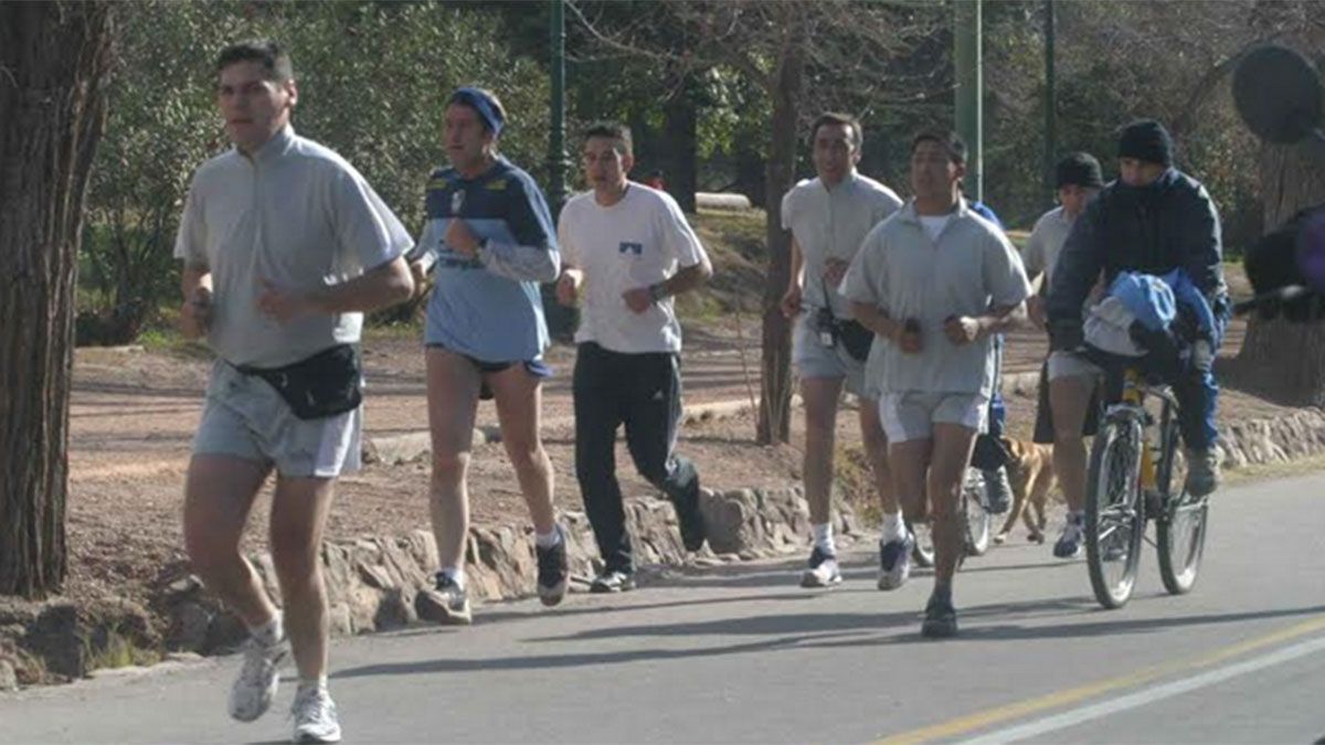 Camilo Uvilla, quien falleci&oacute; de Covid, acompa&ntilde;aba regularmente a Julio Cobos durante sus salidas a correr por el parque San Mart&iacute;n.