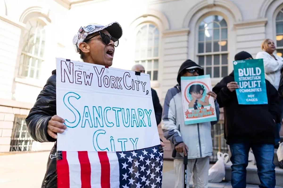 Personas protestando en Nueva York