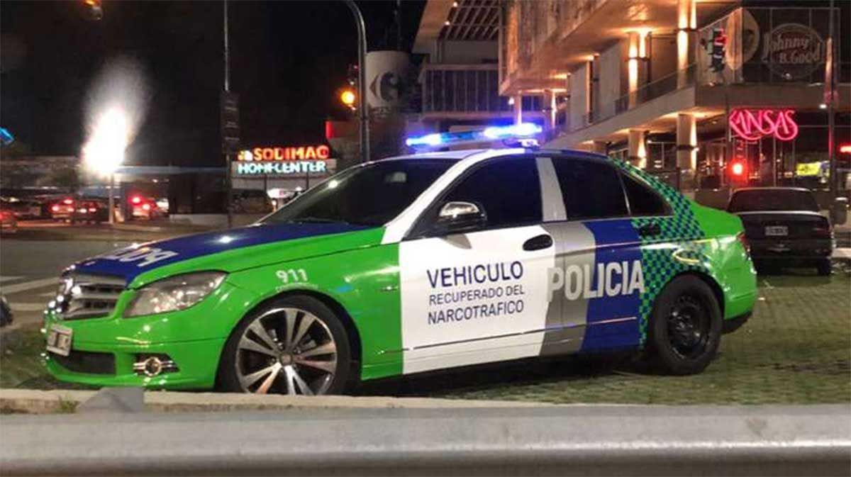 La Justicia Federal rechazó el decomiso de tres automóviles de alta gama que habían sido confiscados en operativos contra narcos y eran usados de patrulleros. En la imagen el Mercedes Benz C200 Kompressor.