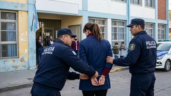 Detuvieron a una maestra por golpear a 18 chicos y tocarles los genitales en la escuela