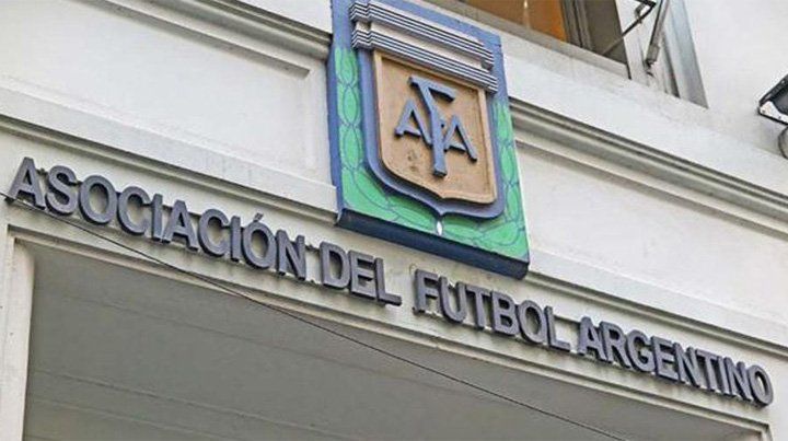 Aunque el horno no está para bollos, la AFA celebra