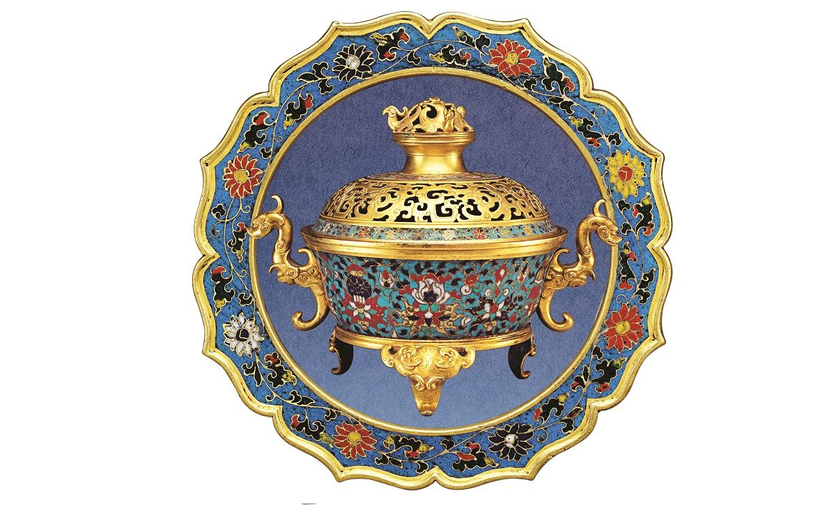 &nbsp;Los artículos de las colecciones del Museo del Palacio de Beijing y del Museo Metropolitano de Arte de Nueva York ofrecen una fuente de inspiración para las obras de arte cloisonné modernas. FOTOS PARA USO DE CHINA DAILY