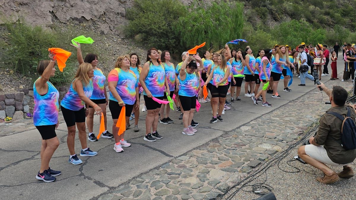 Bailarinas de Zumba full coloridas se destacaron en los cerros. Bailarinas de Zumba full coloridas se destacaron en los cerros.