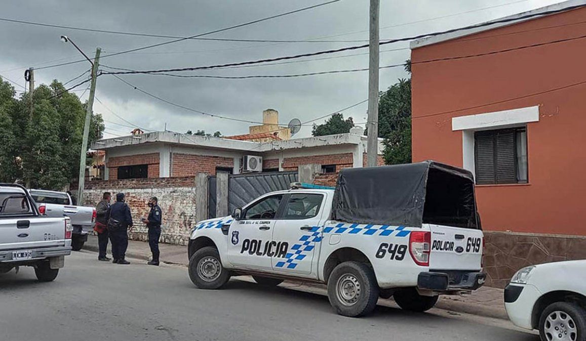 El hombre de 64 años, quien vivía solo, fue encontrado asesinado de un balazo. Los vecinos vieron salir a un sospehoso de la casa, quien es buscado por la policía