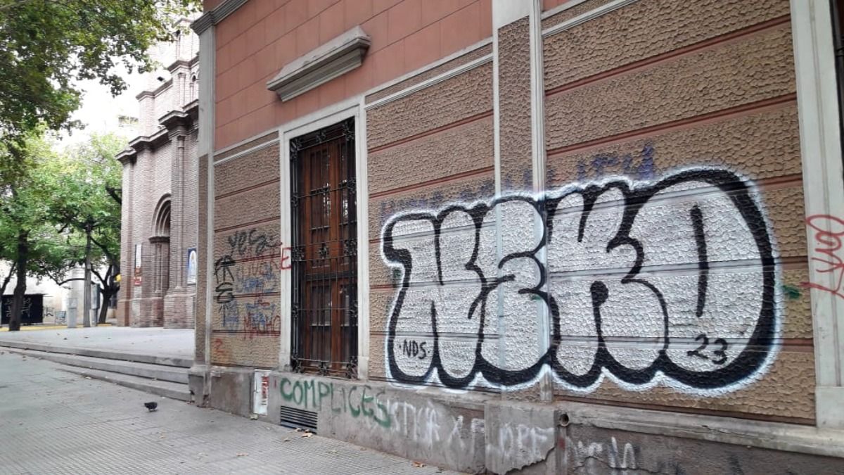 Los edificios históricos, como el adjunto a la iglesia de los Jesuitas, están invadidos por firmas "para marcar territorio". Los edificios históricos, como el adjunto a la iglesia de los Jesuitas, están invadidos por firmas "para marcar territorio".