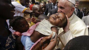 El papa Francisco partió hacia Roma, al término de su gira africana