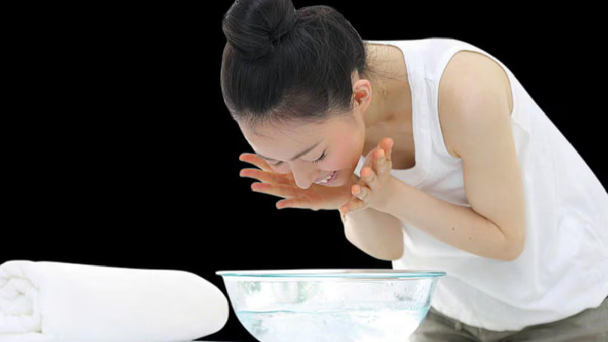 Nunca debes aplicar hielo directamente en tu cara ni el agua donde harás este truco casero debe estar “helada” Nunca debes aplicar hielo directamente en tu cara ni el agua donde harás este truco casero debe estar “helada”