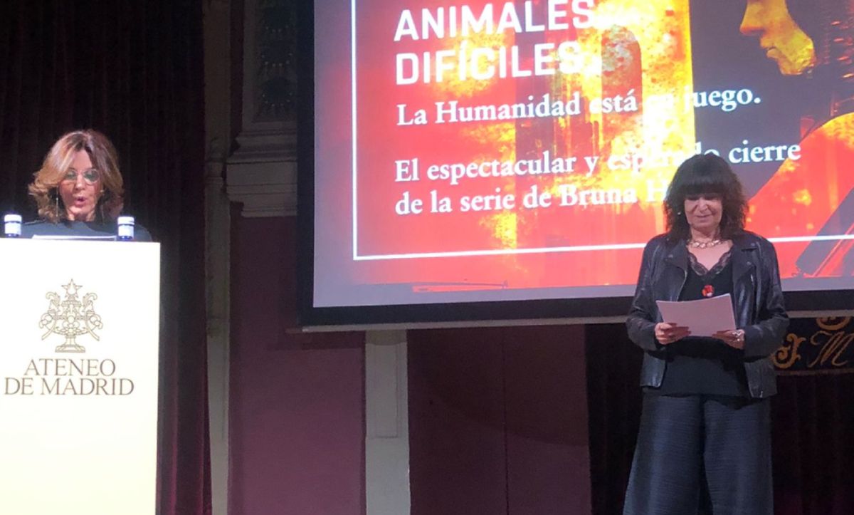 Rosa Montero presenta con lleno total junto a Pastora Vega "Animales difíciles", el cierre de la saga de Bruna Husky. Rosa Montero presenta con lleno total junto a Pastora Vega "Animales difíciles", el cierre de la saga de Bruna Husky.
